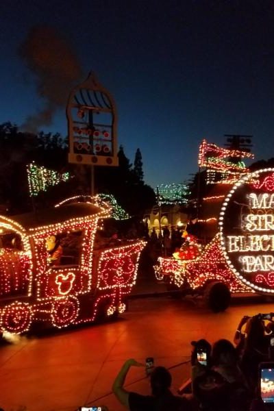 Disney’s Main Street Electrical Parade as an example of creating unforgettable experiences that ensure customer loyalty and engagement